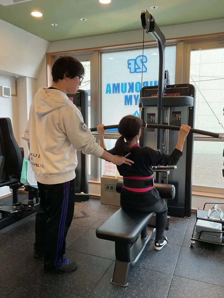 トレーナーが指導する様子